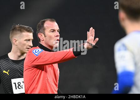 Berlin, Deutschland. 18th Dez 2021. Fußball: Bundesliga, Hertha BSC - Borussia Dortmund, Matchday 17 im Olympiastadion. Schiedsrichter Marco Fritz leitet die Hertha-Wand während eines Dortmunder Freistocks. Hinter ihm steht der Dortmunder Marco Reus. Kredit: Soeren Sache/dpa-Zentralbild/dpa - WICHTIGER HINWEIS: Gemäß den Bestimmungen der DFL Deutsche Fußball Liga und/oder des DFB Deutscher Fußball-Bund ist es untersagt, im Stadion und/oder vom Spiel aufgenommene Fotos in Form von Sequenzbildern und/oder videoähnlichen Fotoserien zu verwenden oder zu verwenden./dpa/Alamy Live News Stockfoto