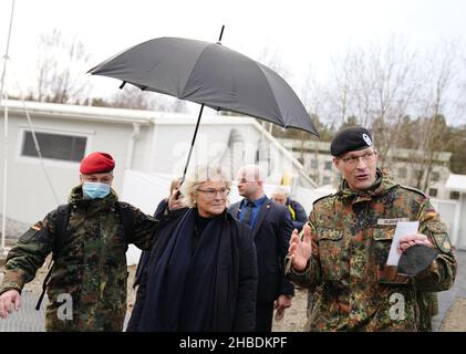 Rukla, Litauen. 19th Dez 2021. Bundesverteidigungsministerin Christine Lambrecht (SPD) und Hagen Ruppelt (r), Kommandant der multinationalen Gefechtsgruppe mit verstärkter Präsenz, gehen über den NATO-Stützpunkt in Rukla. Die SPD-Politikerin macht ihre erste Auslandsreise in der neuen Stelle vor Weihnachten. Quelle: Kay Nietfeld/dpa/Alamy Live News Stockfoto