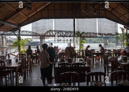 Restaurant an der Brücke über den Fluss Kwai in Kanchanaburi ist ein Denkmal des Zweiten Weltkriegs und ein beliebtes Touristenziel in Thailand Stockfoto