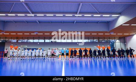 ZEIST, NIEDERLANDE - 19. DEZEMBER: Team Deutschland und Team Frankreich während der Nationalhymne beim internationalen Futsal-Turnier der Männer zwischen Frankreich und Deutschland auf dem KNVB Campus am 19. Dezember 2021 in Zeist, Niederlande (Foto: Marcel ter Bals/Orange Picles) Stockfoto