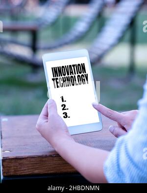 Schreiben mit Text Innovation Technology. Business Showcase Neue Idee oder Methode technischer oder wissenschaftlicher Natur Online-Jobs und Remote-Arbeiten Stockfoto