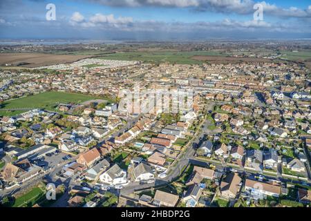 East Wittering, ein Dorf am Meer in Südengland und beliebt bei Touristen im Sommer, Luftaufnahme. Stockfoto