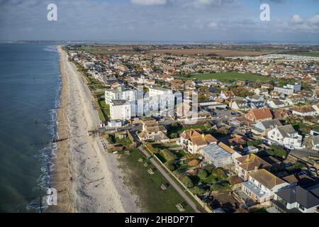 East Wittering Seafront ein beliebter Ferienort für Sommertouristen im Sommer und liegt in West Sussex Südengland, Aerial. Stockfoto