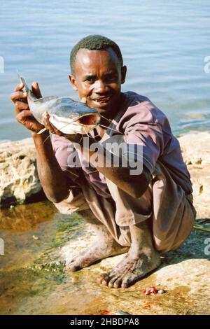Lokaler Sidamo Fischer mit afrikanischem Wels (Clarias gariepinus) am Lake Awasa (auch bekannt als Lake Hawassa), Äthiopien Stockfoto