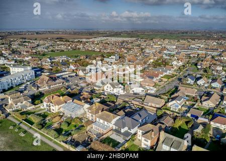 Luftaufnahme von East Wittering, einem Küstendorf in Südengland und im Sommer bei Touristen beliebt. Stockfoto