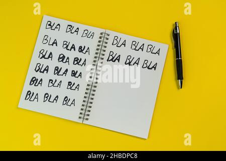 Die Wörter, die in einem Notizbuch geschrieben sind Stockfoto