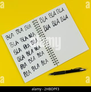 Die Wörter, die in einem Notizbuch geschrieben sind Stockfoto