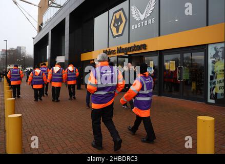 Wolverhampton, England, 19th. Dezember 2021. Die Mitglieder des covid-Teams, das sich vor dem Premier-League-Spiel in Molineux, Wolverhampton, begibt. Bildnachweis sollte lauten: Darren Staples / Sportimage Stockfoto