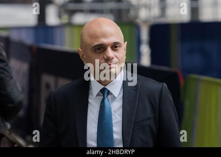 London, Großbritannien. 19th. Dezember 2021. Sajid Javid, Staatssekretär für Gesundheit und Soziales, kommt im BBC Broadcasting House im Zentrum von London an, um auf der Andrew Marr Show zu erscheinen. Quelle: Wiktor Szymanowicz/Alamy Live News Stockfoto