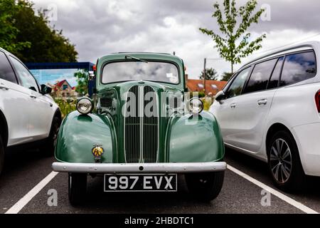 Woodbridge Suffolk UK August 27 2021: Ein neuwertiger Zustand 1956 Ford Popular parkte auf einem öffentlichen Parkplatz Stockfoto