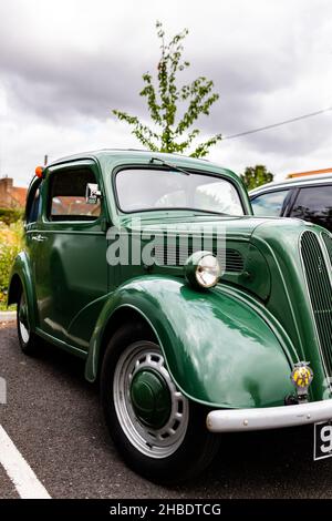 Woodbridge Suffolk UK August 27 2021: Ein neuwertiger Zustand 1956 Ford Popular parkte auf einem öffentlichen Parkplatz Stockfoto