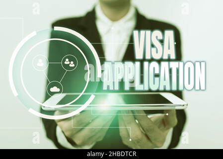 Hand schreiben Zeichen Visa-Anwendung. Wort für Formular, um Erlaubnis zu fragen Reise oder leben in einem anderen Land Lady in Uniform halten Touchpad zeigt Stockfoto