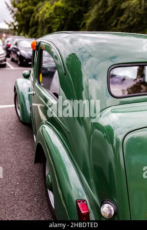 Woodbridge Suffolk UK August 27 2021: Ein neuwertiger Zustand 1956 Ford Popular parkte auf einem öffentlichen Parkplatz Stockfoto