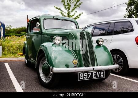 Woodbridge Suffolk UK August 27 2021: Ein neuwertiger Zustand 1956 Ford Popular parkte auf einem öffentlichen Parkplatz Stockfoto