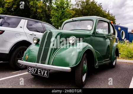 Woodbridge Suffolk UK August 27 2021: Ein neuwertiger Zustand 1956 Ford Popular parkte auf einem öffentlichen Parkplatz Stockfoto