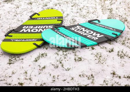 Nahaufnahme von Snowboards für Winteraktivitäten. Schweden. Uppsals. Stockfoto