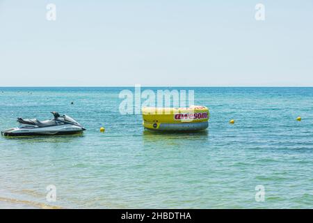 Nahaufnahme des Jet-Ski- und Gummibootes, die in der Nähe des Strandes geparkt sind. Griechenland. Stockfoto