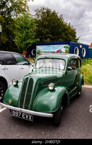 Woodbridge Suffolk UK August 27 2021: Ein neuwertiger Zustand 1956 Ford Popular parkte auf einem öffentlichen Parkplatz Stockfoto