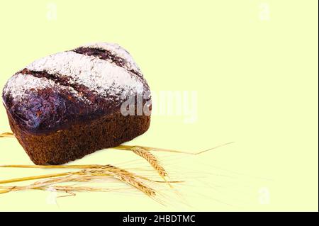 Nahaufnahme von Vollkornbrot und Roggenspachelett auf gelbem Hintergrund isoliert. Stockfoto