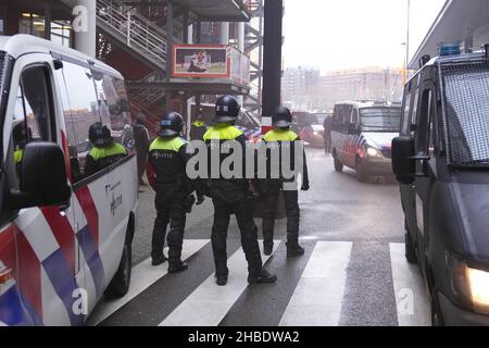 ROTTERDAM, NIEDERLANDE - 19. DEZEMBER: Polizei während des niederländischen Eredivisie-Spiels zwischen Feyenoord Rotterdam und AFC Ajax Amsterdam am 19. Dezember 2021 im Stadion Feijenoord De Kuip in Rotterdam, Niederlande (Foto von /Orange Picters) Stockfoto