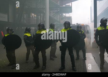 ROTTERDAM, NIEDERLANDE - 19. DEZEMBER: Polizei während des niederländischen Eredivisie-Spiels zwischen Feyenoord Rotterdam und AFC Ajax Amsterdam am 19. Dezember 2021 im Stadion Feijenoord De Kuip in Rotterdam, Niederlande (Foto von /Orange Picters) Stockfoto