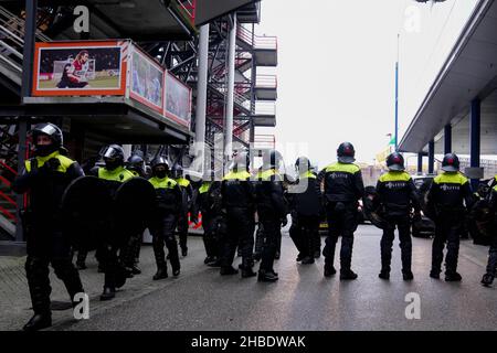 ROTTERDAM, NIEDERLANDE - 19. DEZEMBER: Polizei während des niederländischen Eredivisie-Spiels zwischen Feyenoord Rotterdam und AFC Ajax Amsterdam am 19. Dezember 2021 im Stadion Feijenoord De Kuip in Rotterdam, Niederlande (Foto von /Orange Picters) Stockfoto