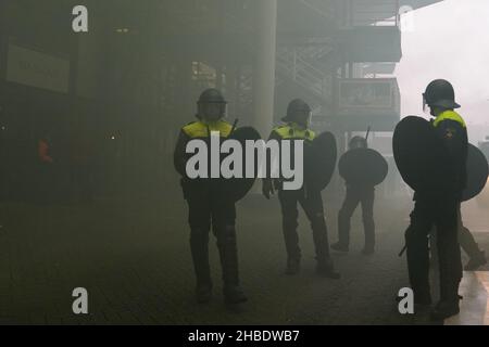 ROTTERDAM, NIEDERLANDE - 19. DEZEMBER: Polizei während des niederländischen Eredivisie-Spiels zwischen Feyenoord Rotterdam und AFC Ajax Amsterdam am 19. Dezember 2021 im Stadion Feijenoord De Kuip in Rotterdam, Niederlande (Foto von /Orange Picters) Stockfoto