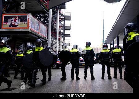 ROTTERDAM, NIEDERLANDE - 19. DEZEMBER: Polizei während des niederländischen Eredivisie-Spiels zwischen Feyenoord Rotterdam und AFC Ajax Amsterdam am 19. Dezember 2021 im Stadion Feijenoord De Kuip in Rotterdam, Niederlande (Foto von /Orange Picters) Stockfoto