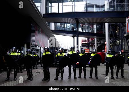 ROTTERDAM, NIEDERLANDE - 19. DEZEMBER: Polizei während des niederländischen Eredivisie-Spiels zwischen Feyenoord Rotterdam und AFC Ajax Amsterdam am 19. Dezember 2021 im Stadion Feijenoord De Kuip in Rotterdam, Niederlande (Foto von /Orange Picters) Stockfoto