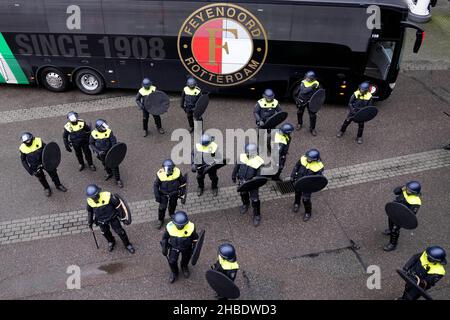 ROTTERDAM, NIEDERLANDE - 19. DEZEMBER: Polizei während des niederländischen Eredivisie-Spiels zwischen Feyenoord Rotterdam und AFC Ajax Amsterdam am 19. Dezember 2021 im Stadion Feijenoord De Kuip in Rotterdam, Niederlande (Foto von /Orange Picters) Stockfoto