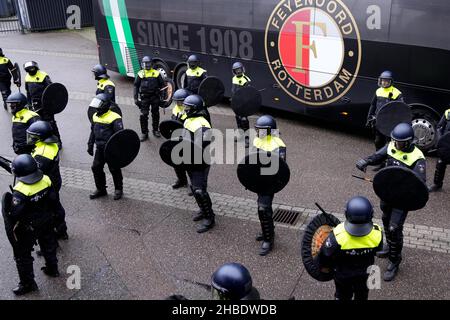 ROTTERDAM, NIEDERLANDE - 19. DEZEMBER: Polizei während des niederländischen Eredivisie-Spiels zwischen Feyenoord Rotterdam und AFC Ajax Amsterdam am 19. Dezember 2021 im Stadion Feijenoord De Kuip in Rotterdam, Niederlande (Foto von /Orange Picters) Stockfoto