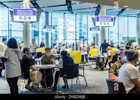 Wembley Stadium, Wembley Park, Großbritannien. 19th. Dezember 2021. Erste Dosen des Covid-Impfstoffboosgers werden im Wembley-Stadion verabreicht. Im Wembley Stadium befindet sich zwischen 10am und 6pm eine Pop-up-Impfklinik mit Covid-Impfstoff, die zusätzlich zu den Boostern auch erste und zweite Dosen enthält. Um den Londoner die Möglichkeit zu erhöhen, ihre Covid-Impfstoffe und -Booster noch vor Weihnachten zu erhalten, wird das Fußballstadion als Massen-Covid-Impfzentrum genutzt. Amanda Rose/Alamy Live News Stockfoto
