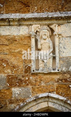 Bildnis des Heiligen Nikolaus in der Mauer über dem Eingang zur mittelalterlichen St. Nikolaus-Kirche aus dem 14th. Jahrhundert, Abbotsbury, einem Dorf in Dorset Stockfoto