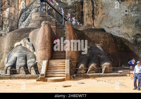 The Lion's Paws at the Lion Staircase Zugang zum Rock Top Palace in Sigiriya (Lion Rock), einem historischen Monument im Sri Lanka Cultural Triangle Stockfoto