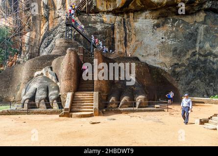 The Lion's Paws at the Lion Staircase Zugang zum Rock Top Palace in Sigiriya (Lion Rock), einem historischen Monument im Sri Lanka Cultural Triangle Stockfoto