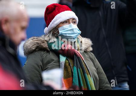 Ein Fan mit Gesichtsmaske und weihnachtsmütze während des European Rugby Champions Cup-Spiels im Mattioli Woods Welford Road Stadium, Leicester. Bilddatum: Sonntag, 19. Dezember 2021. Stockfoto