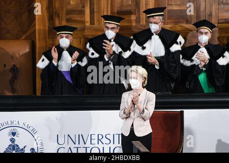 Mailand, Italien. 19th Dez 2021. Die Präsidentin der Europäischen Kommission, Ursula von der Leyen, applaudiert während der Eröffnung des akademischen Jahres an der Cattolica University in Mailand, Italien am 19. Dezember 2021 Quelle: Piero Cruciatti/Alamy Live News Stockfoto