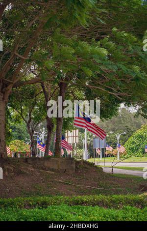 Malaysische Flaggen, die als Jalur Gemilang bekannt sind, winken auf der Straße wegen der Feier zum Unabhängigkeitstag oder dem Merdeka-Tag. Stockfoto