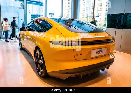 Das Elektroauto Nio ET5 wurde am Tag nach dem Nio-Tag 2021 in Suzhou, China, im Nio-Haus von Suzhou ausgestellt. Stockfoto