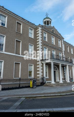 DUBLIN, IRLAND - 03. Nov 2021: Eine vertikale Aufnahme eines grauen Wohnhauses unter dem klaren Himmel in Dublin, Irland Stockfoto