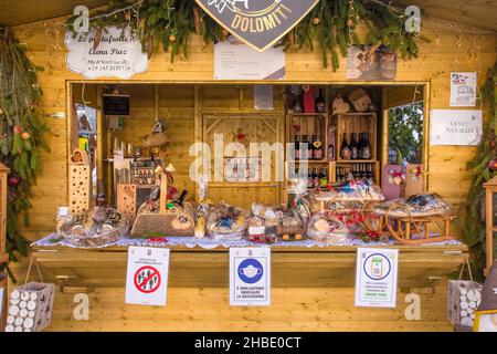 Belluno, Italien - Dez 11 2021. Ein Imbissstand auf einem traditionellen Weihnachtsmarkt auf der Piazza dei Martiri im historischen Zentrum während der Pandemie von Covid-19 Stockfoto