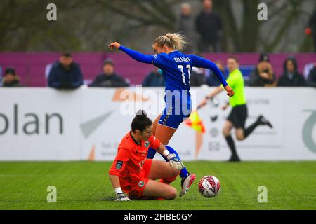 Durham, Großbritannien. 19th Dez 2021. Durham, England, 19th 2021. Dezember: Alexandra Brooks von Blackburn und Bridget Galloway von Durham während des FA Womens Championship-Spiels zwischen Durham und Blackburn im Maiden Castle Sports Park in Durham, England. Richard Callis/SPP Kredit: SPP Sport Pressefoto. /Alamy Live News Stockfoto