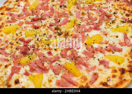 Hawaiianische Pizza. Nahaufnahme einer Pizza mit Ananas, Schinken, Käse und Orangano. Stockfoto
