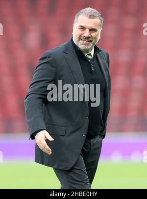 Celtic-Managerin Ange Postecoglou begutachtet das Spielfeld vor dem Premier Sports Cup-Finale im Hampden Park, Glasgow. Bilddatum: Sonntag, 19. Dezember 2021. Stockfoto