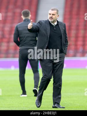 Celtic-Managerin Ange Postecoglou begutachtet das Spielfeld vor dem Premier Sports Cup-Finale im Hampden Park, Glasgow. Bilddatum: Sonntag, 19. Dezember 2021. Stockfoto