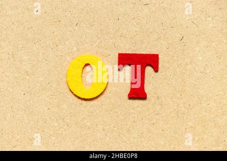 Farbe Tuch Alphabet Buchstaben in Wort OT (Abkürzung für Überstunden) auf Holz Hintergrund Stockfoto