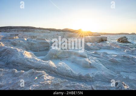 Sarakiniko Beach Cliffs Milos Island Griechenland. Sonnenuntergang Stockfoto