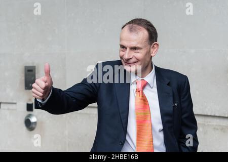 London, Großbritannien. 19th. Dezember 2021. TV-Moderator Andrew Marr verlässt das BBC Broadcasting House im Zentrum von London, nachdem er sein politisches Programm am Sonntagmorgen nach 16 Jahren in dieser Rolle zum letzten Mal vorgestellt hat. Quelle: Wiktor Szymanowicz/Alamy Live News Stockfoto