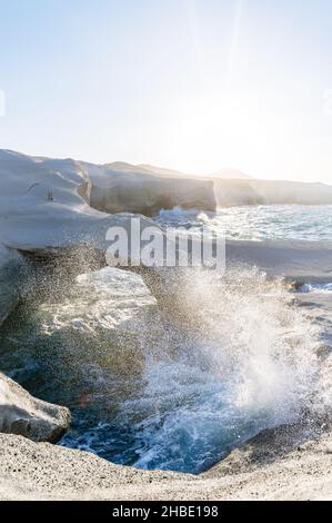 Sarakiniko Beach Cliffs Milos Island Griechenland. Sonnenuntergang Stockfoto