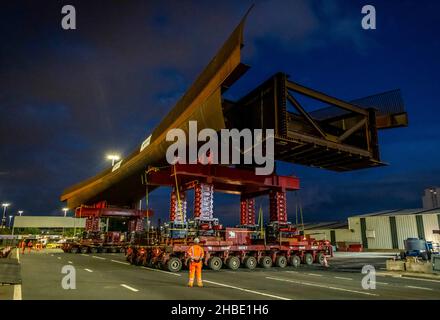 Neue Brücke wird über M8 in Glasgow bei Nacht gebaut und installiert Stockfoto